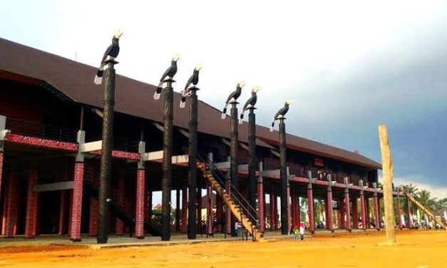 Pondasi Tinggi Untuk Rumat Betang Suku Dayak