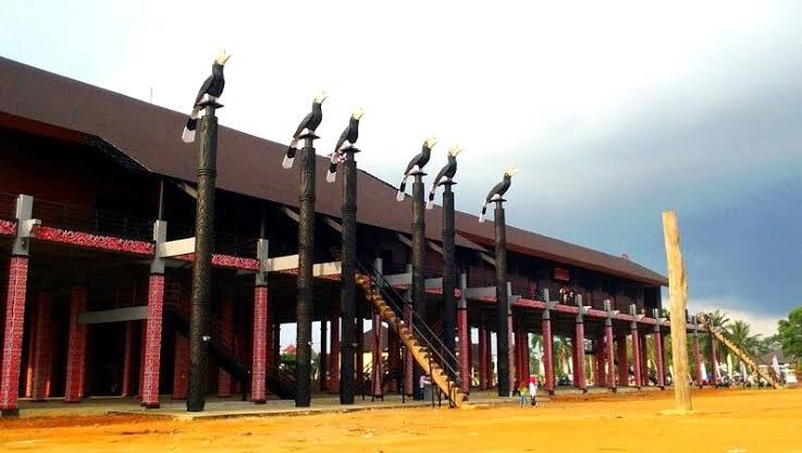 Pondasi Tinggi Untuk Rumat Betang Suku Dayak