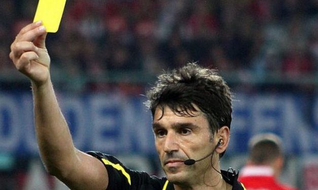 Peringatan Wasit Melalui Pluit Maupun Kartu Kuning Atau Merah