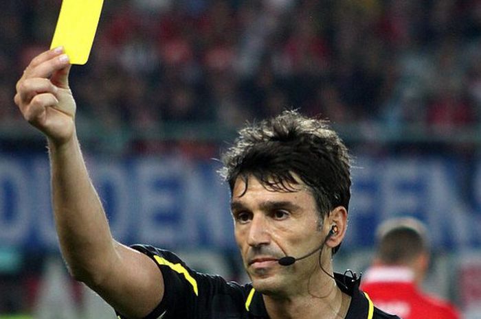 Peringatan Wasit Melalui Pluit Maupun Kartu Kuning Atau Merah