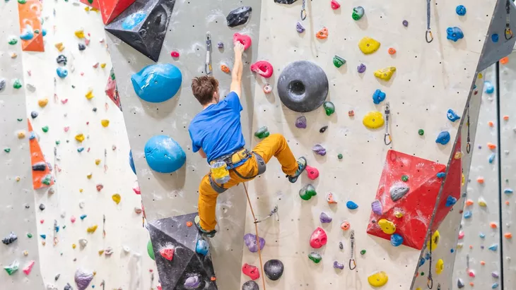 Kekuatan Tangan Di Perlukan Saat Olahraga Panjat Tebing