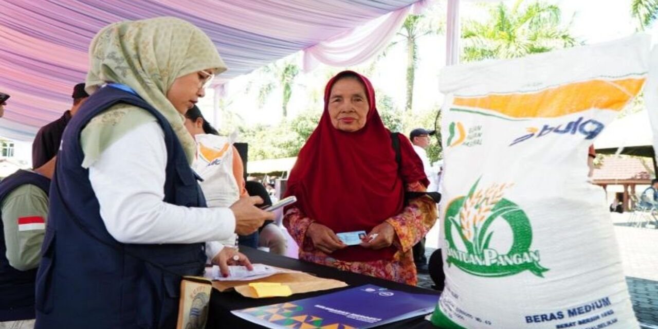 Program Dari Pemerintah Memberikan Bantuan Sosial