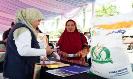 Program Dari Pemerintah Memberikan Bantuan Sosial