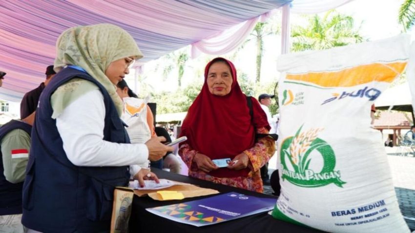 Program Dari Pemerintah Memberikan Bantuan Sosial