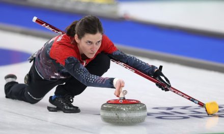 Olahraga Meluncur Di Atas Permukaan Es