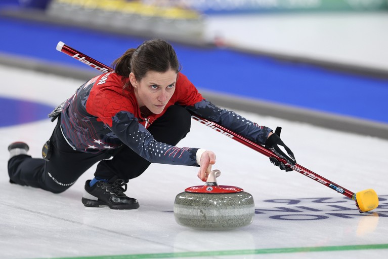 Olahraga Meluncur Di Atas Permukaan Es