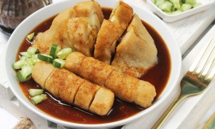 Kuliner Khas Palembang Pempek Dengan Kuah Cuko