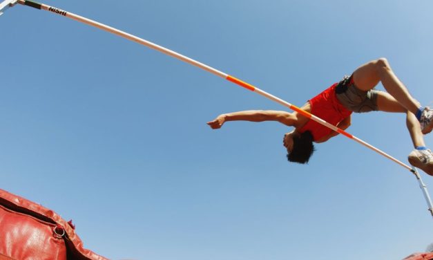 Olahraga Atletik Cabang Lompat Galah Dengan Satu Tongkat