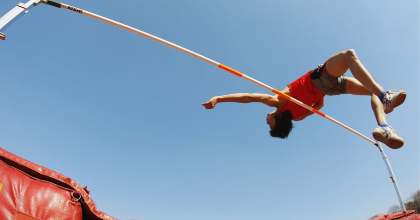 Olahraga Atletik Cabang Lompat Galah Dengan Satu Tongkat