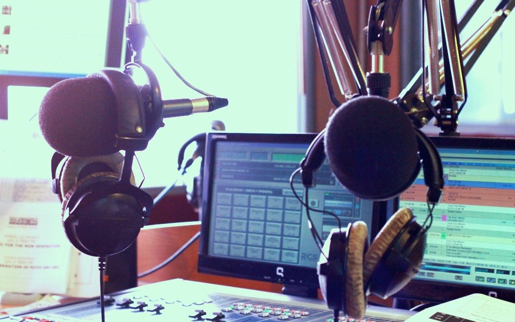 Perangkat Teknologi Radio Sebagai Alat Siaran Komunikasi