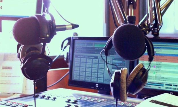 Perangkat Teknologi Radio Sebagai Alat Siaran Komunikasi