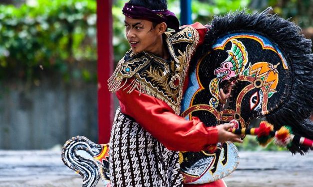 Penampilan Tradisional Kuda Lumping Dengan Atraksi Seru