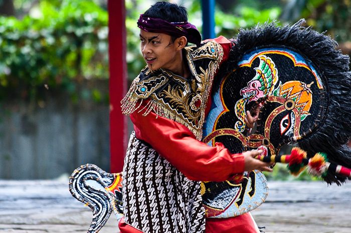 Penampilan Tradisional Kuda Lumping Dengan Atraksi Seru