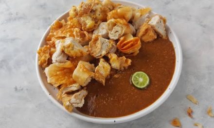 Sebuah Jajanan Batagor Pinggir Jalanan