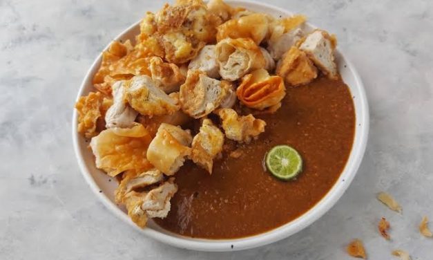 Sebuah Jajanan Batagor Pinggir Jalanan