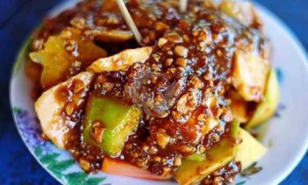 Potongan Buah Dengan Taburan Bumbu Maupun Somboy