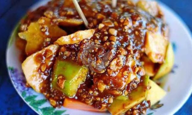 Potongan Buah Dengan Taburan Bumbu Maupun Somboy