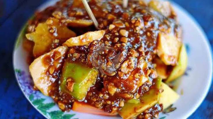 Potongan Buah Dengan Taburan Bumbu Maupun Somboy