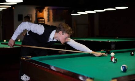 Olahraga Meja Billiard Dengan Stik Bola