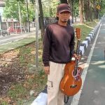 Keliling Bernyanyi Dalam Mencari Uang Oleh Pengamen