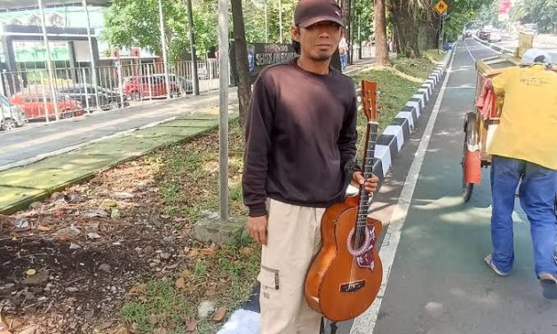 Keliling Bernyanyi Dalam Mencari Uang Oleh Pengamen