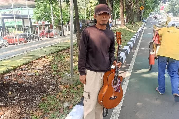 Keliling Bernyanyi Dalam Mencari Uang Oleh Pengamen