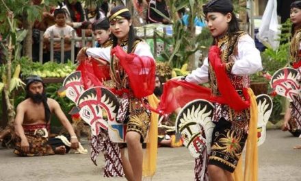 Atraksi Pertunjukan Kuda Lumping Tradisional Indonesia