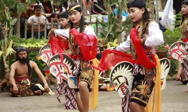 Atraksi Pertunjukan Kuda Lumping Tradisional Indonesia