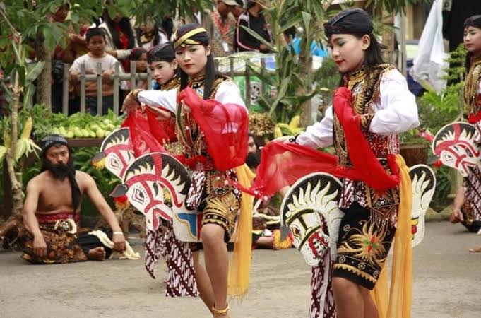 Atraksi Pertunjukan Kuda Lumping Tradisional Indonesia