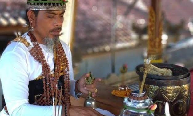 Seseorang Tetuah Desa Atau Sebagai Pemangku Adat