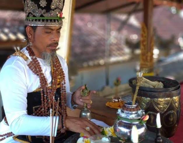 Seseorang Tetuah Desa Atau Sebagai Pemangku Adat