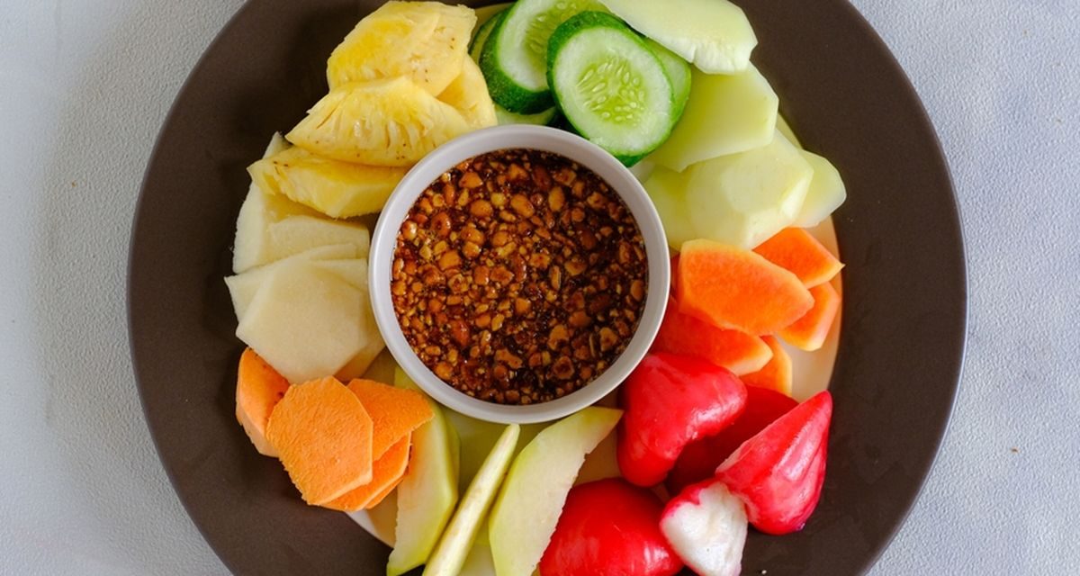 Makanan Unik Rujak Buah Potongan Dan Bumbu