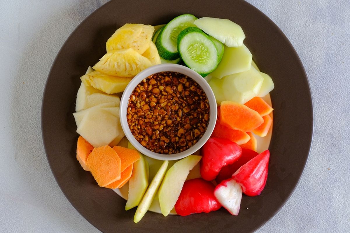 Makanan Unik Rujak Buah Potongan Dan Bumbu